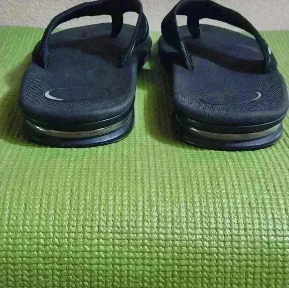 Men's  Reef black, bottle opener  flip flops, size 13 - Picture 4 of 10